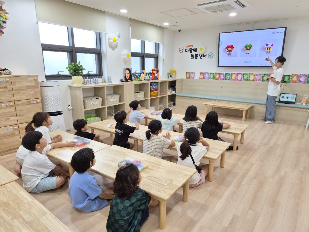 아이들이 함께 만들기 활동을 하는 모습
